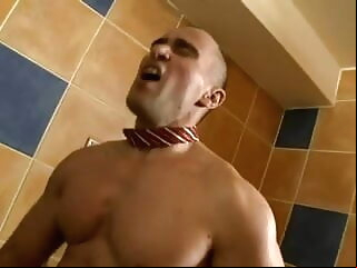 muscle (gay) Toilettes publiques pour mecs sexy gay porn (gay)